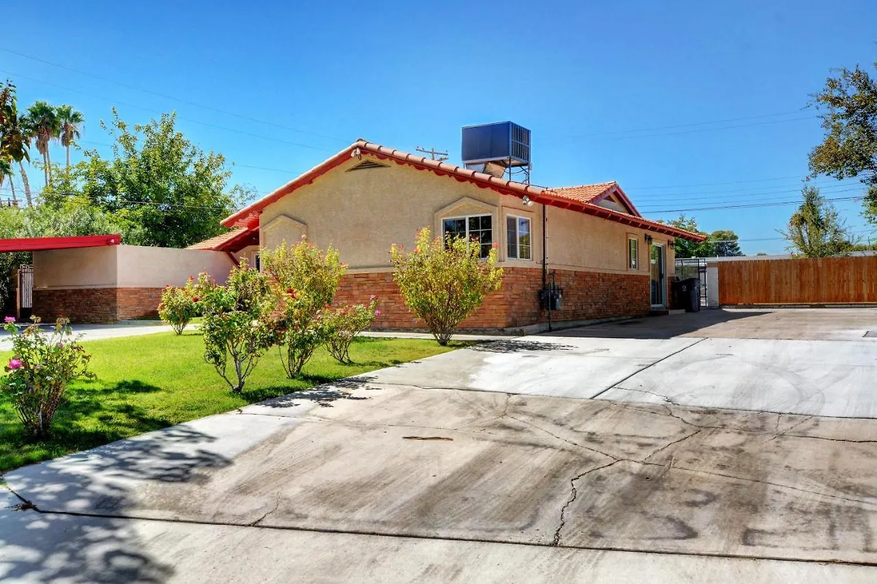 Las Vegas Elegance! Pool Table & Sparkling Pool! Home